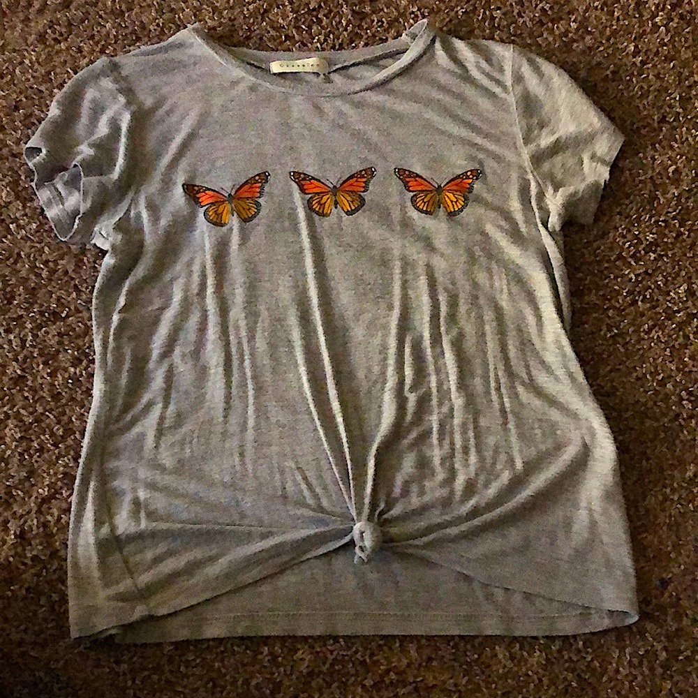 It’s a beautiful shirt with a nott in the middle